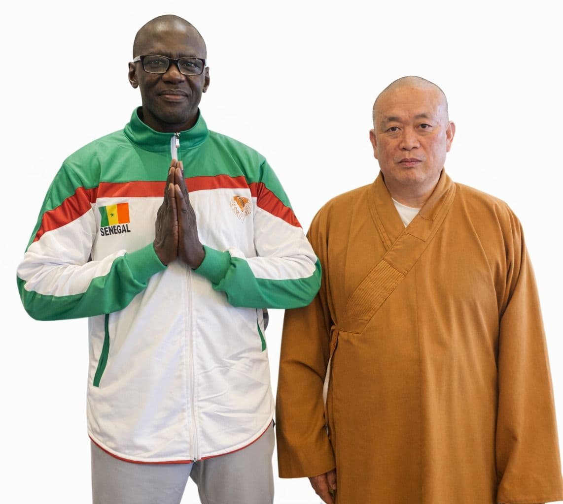 Maître Ngom aux côtés d'un moine Shaolin