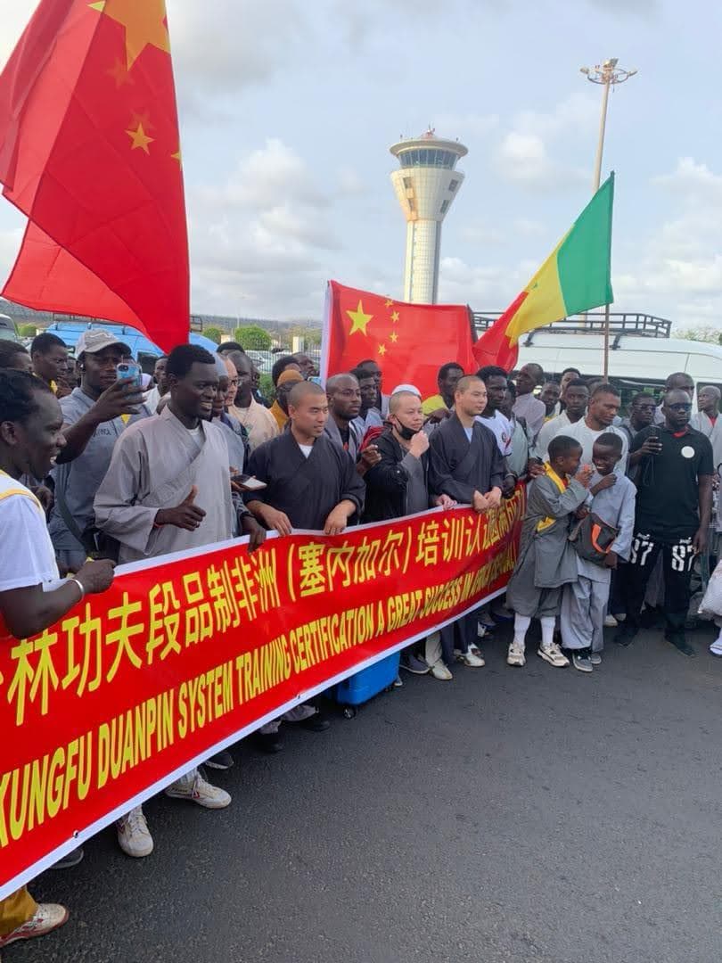 Accueil à l'aéroport — drapeaux Chine et Sénégal