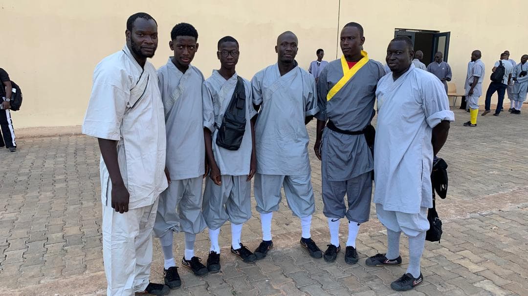 Pratiquants en tenue grise